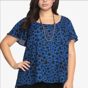 Torrid blue cheetah print flutter sleeve top size2